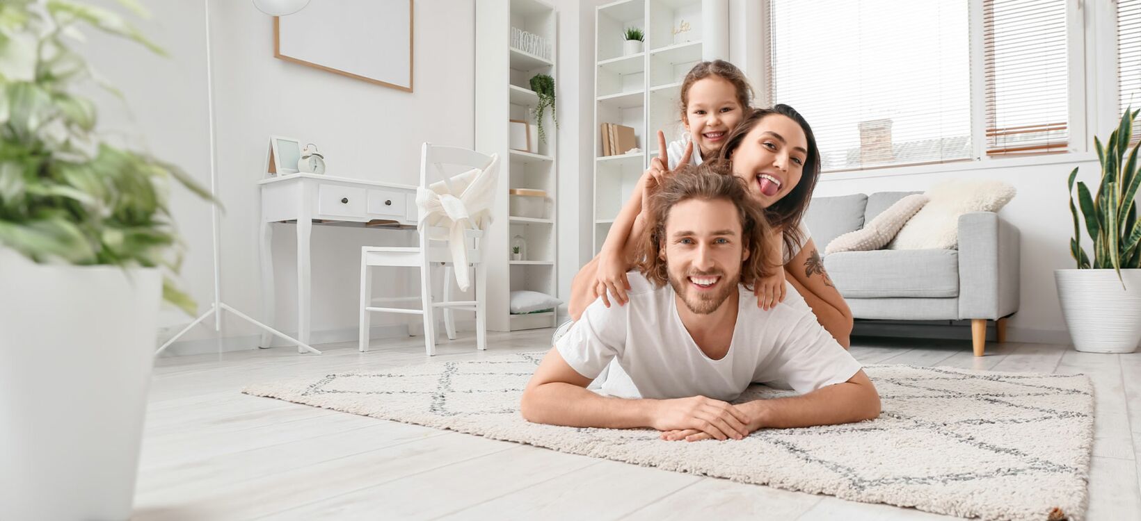 Junge Familie in einer Wohnung der NEUE LÜBECKER