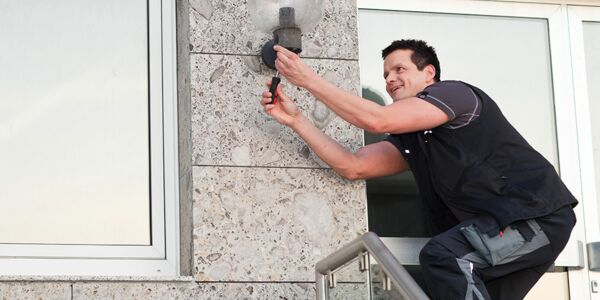 Ein Handwerker im 24/7-Notdienst der NEUE LÜBECKER