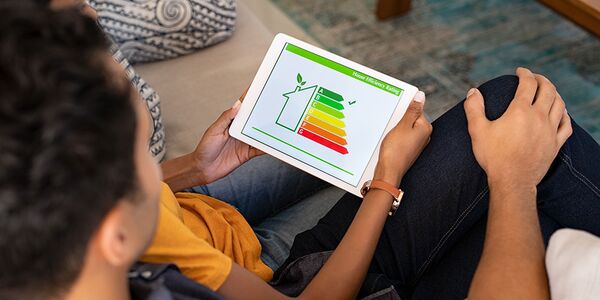 Junges Paar blickt auf den klimafreundlichen Energieausweiß der NEUE LÜBECKER